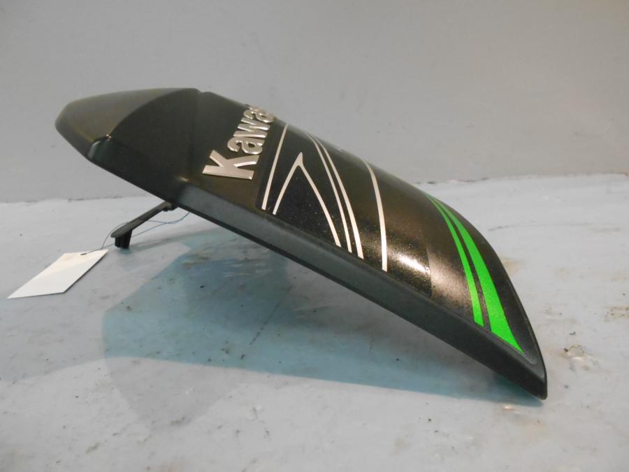 Snett nerifrån på Sidkåpa från en Kawasaki Z 800 -2012 motorcykel.