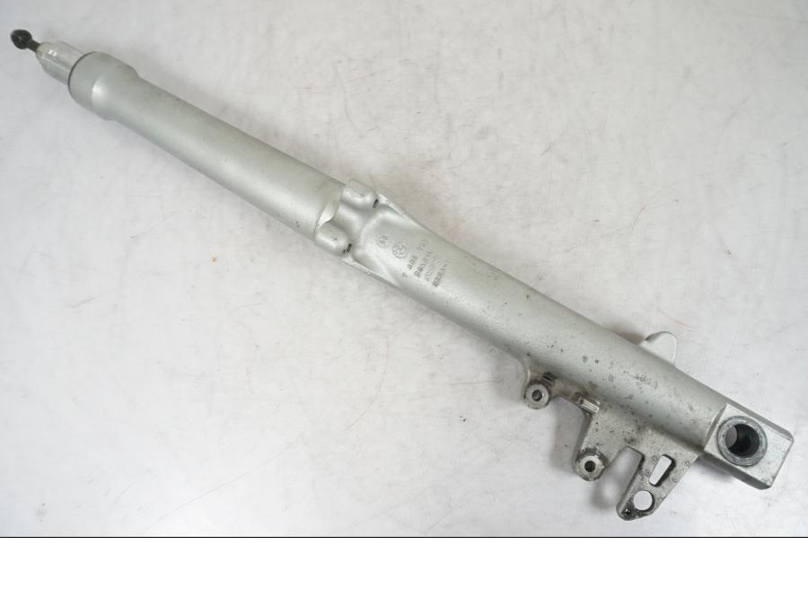 Snett nerifrån på Gaffelben från en BMW R 1200 R -2007 motorcykel.