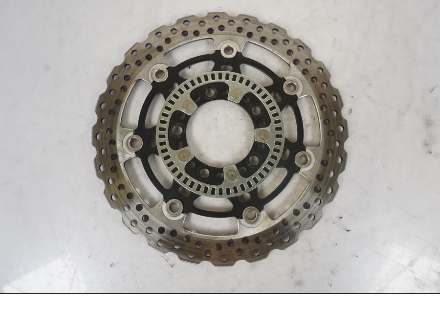 Snett uppifrån på Bromsskiva från en Kawasaki ER-6F -2010 motorcykel.