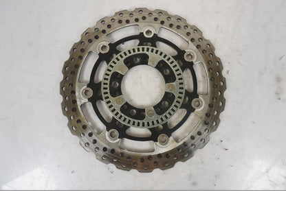 Snett uppifrån på Bromsskiva från en Kawasaki ER-6F -2010 motorcykel.