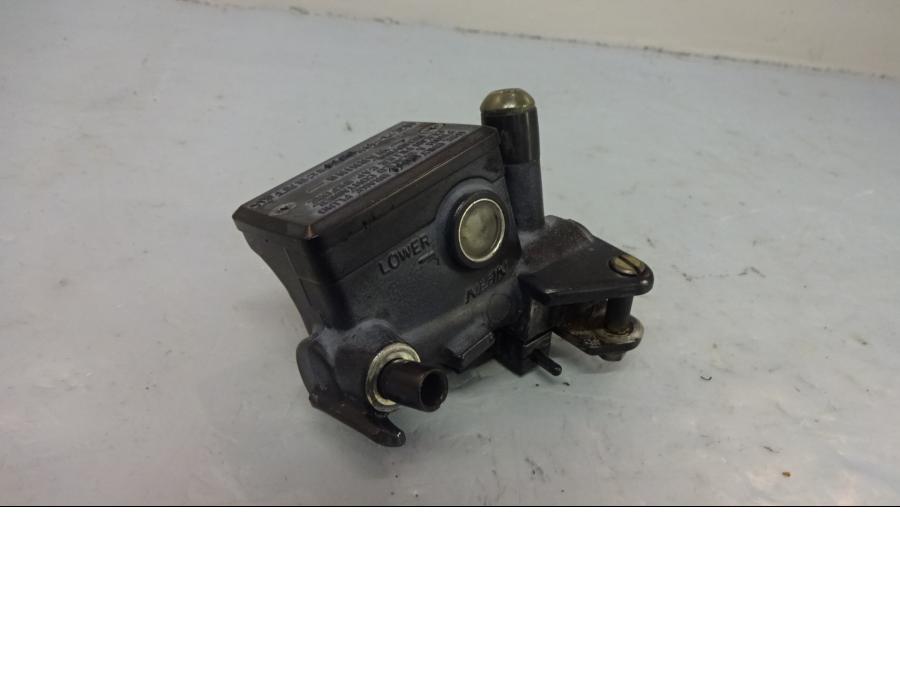 Framsidan på Kopplingshuvudcylinder från en Yamaha FJR 1300 -2003 motorcykel.