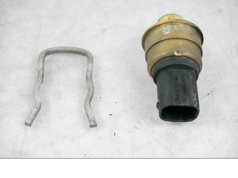 Baksidan på Fuel Rail från en BMW K 1200 S -2005 motorcykel.