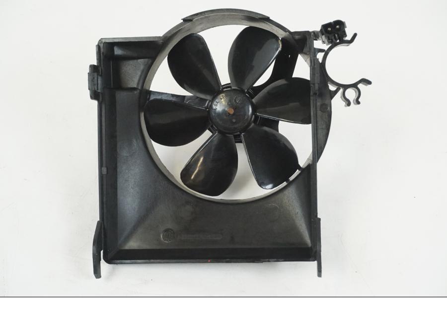 Framsidan på Vattenkylfläkt från en BMW F 650 CS -2002 motorcykel.