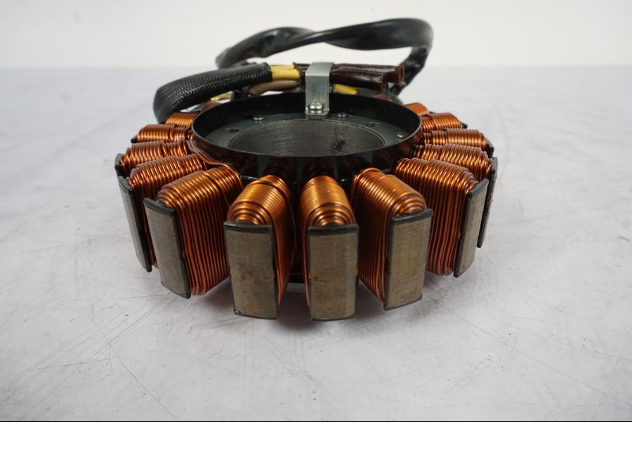 Baksidan på Generator från en Honda VFR 1200 -2010 motorcykel.