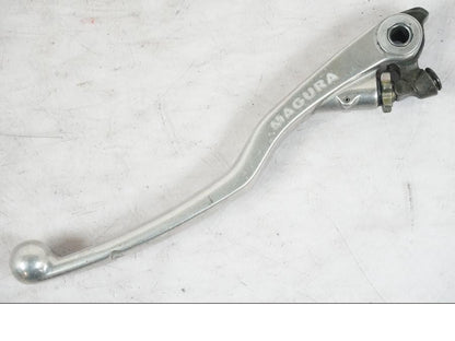 Framsidan på Kopplingsgrepp från en KTM 690 Duke -2015 motorcykel.