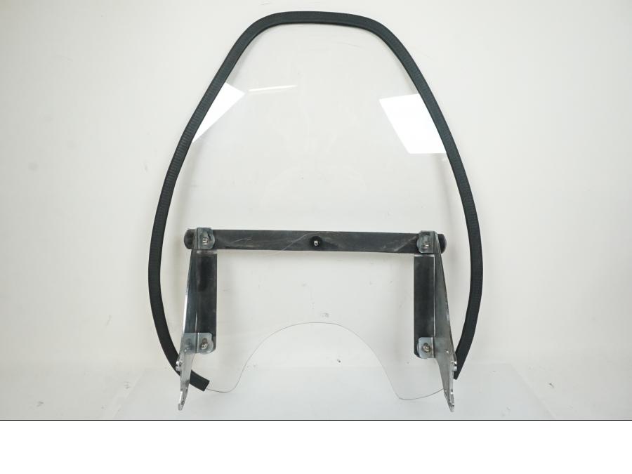 Extrabild2 på <p>Vindruta från Suzuki VZ 800 2000.</p>

<p>Fästen finns ej, skrapmärke på kromdetalj se bilder, rutfästena är original men vindrutan är hemmagjord. Ytliga repor finns på rutan se bilder.</p> motorcykel.