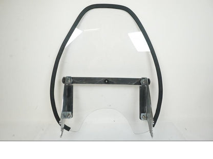 Extrabild2 på <p>Vindruta från Suzuki VZ 800 2000.</p>

<p>Fästen finns ej, skrapmärke på kromdetalj se bilder, rutfästena är original men vindrutan är hemmagjord. Ytliga repor finns på rutan se bilder.</p> motorcykel.