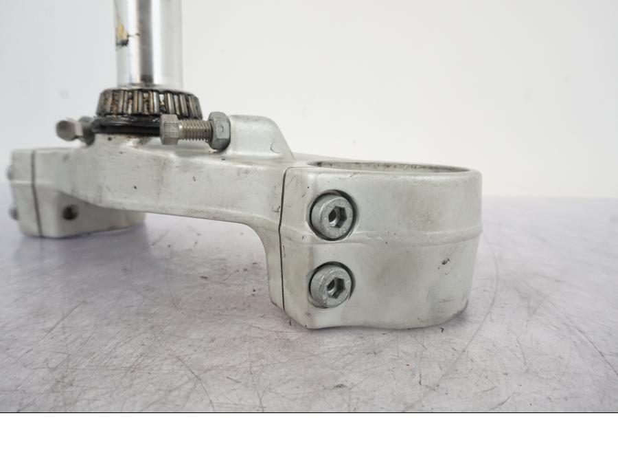 Snett uppifrån på Gaffelkrona från en KTM 990 Super Duke -2006 motorcykel.