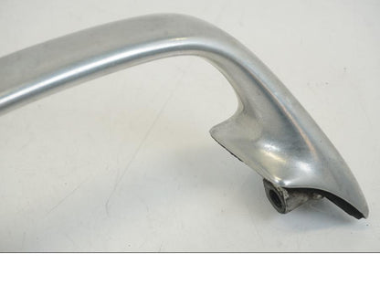 Baksidan på Passagerarhandtag från en Honda CB 750 -2002 motorcykel.