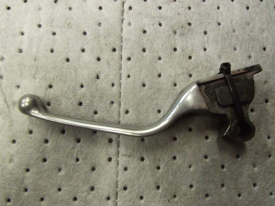 Framsidan på Kopplingsgrepp från en H-D Touring Road King Classic FLHRCI -2008 motorcykel.