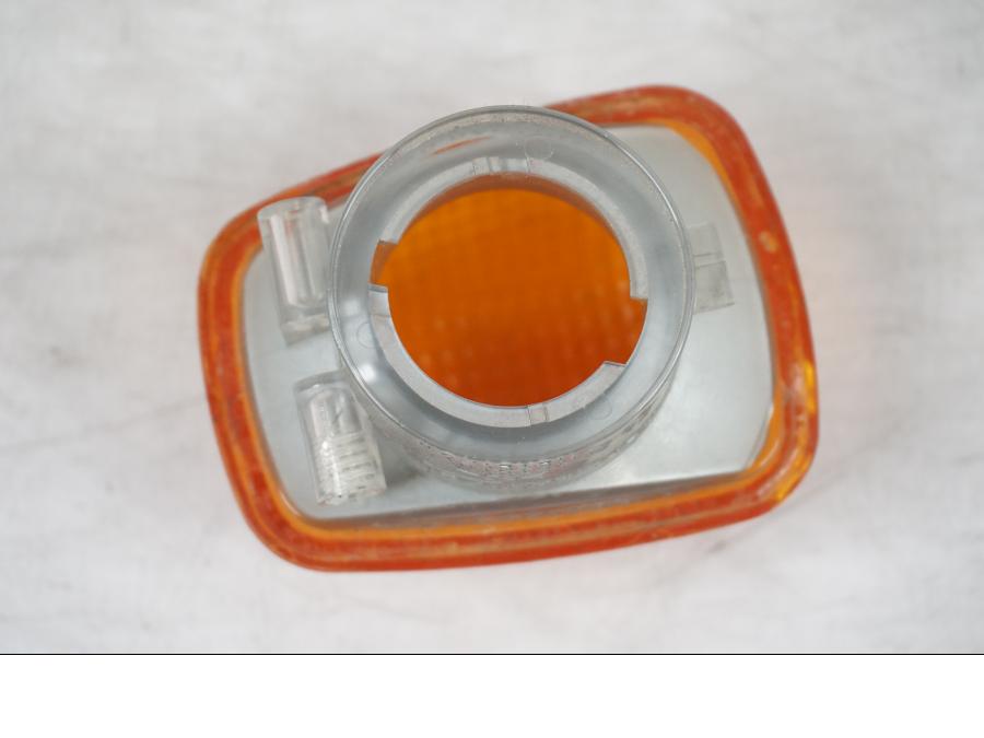 Snett uppifrån på Blinkersglas från en Suzuki SV 650 -1999 motorcykel.