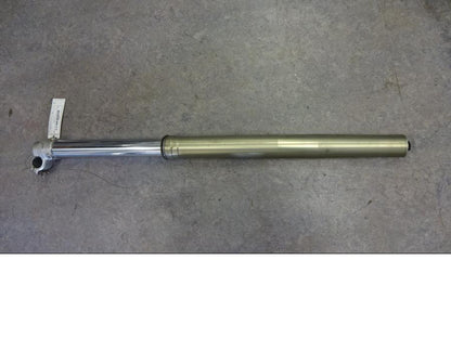 Framsidan på Gaffelben från en KTM 400 EXC -2005 motorcykel.