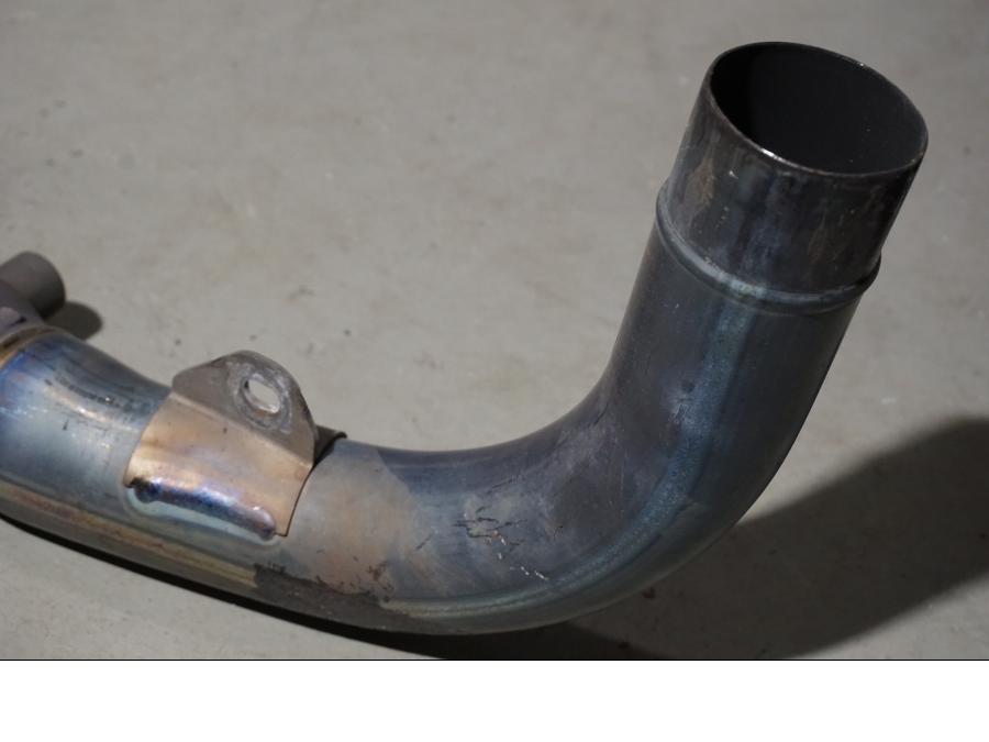 Snett nerifrån på Grenrör från en Yamaha YZF 1000 R1 -2004 motorcykel.