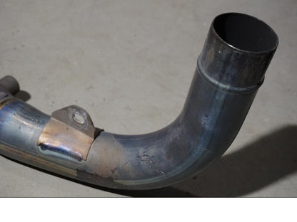 Snett nerifrån på Grenrör från en Yamaha YZF 1000 R1 -2004 motorcykel.