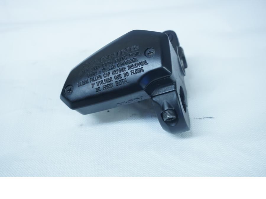 Framsidan på Bromshuvudcylinder från en Kawasaki Ninja 650 -2018 motorcykel.