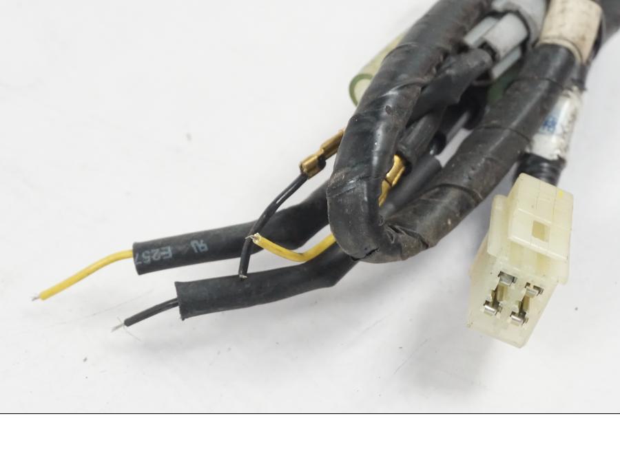 Baksidan på Kablage från en Yamaha YZF 1000 R1 -2007 motorcykel.