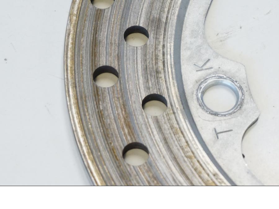 Snett uppifrån på Bromsskiva från en Honda CBR 900 RR -2001 motorcykel.