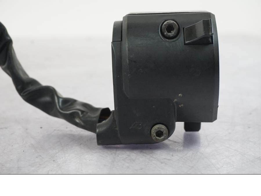 Snett nerifrån på Styrelreglage från en Buell 1125 R -2008 motorcykel.