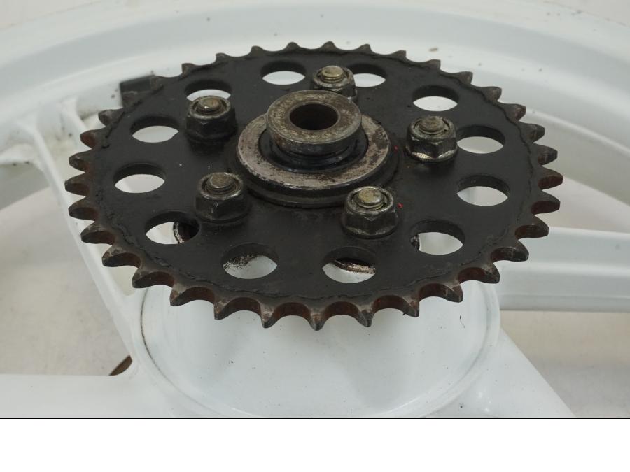 Höger sida på Fälg från en Honda NSR 125 -1991 motorcykel.