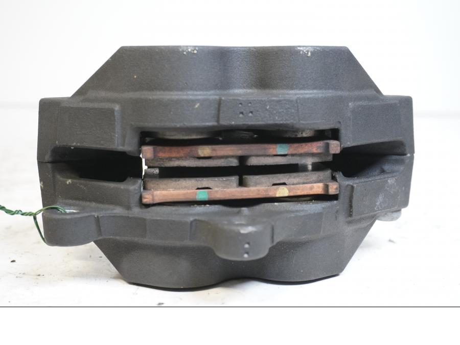 Höger sida på Bromsok från en Suzuki GSF 650 -2011 motorcykel.