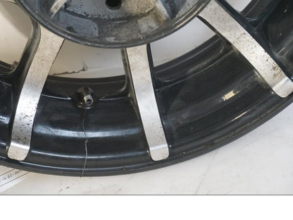 Höger sida på Fälg från en Indian Chieftain Dark Horse -2019 motorcykel.