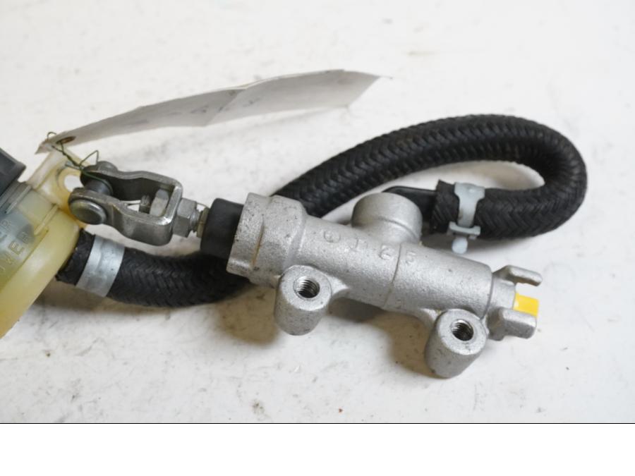 Höger sida på Bromshuvudcylinder från en Kawasaki ZX-10R -2007 motorcykel.