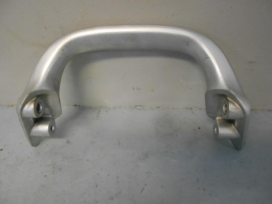 Baksidan på Passagerarhandtag från en Suzuki GSX 1400 -2003 motorcykel.