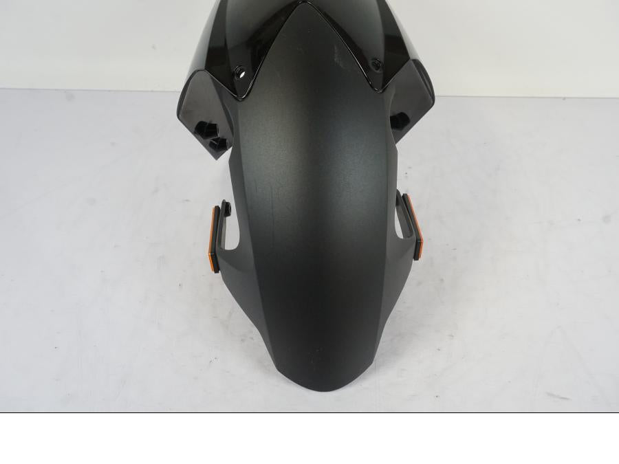 Snett uppifrån på Framskärm från en KTM 1290 Super Duke -2019 motorcykel.