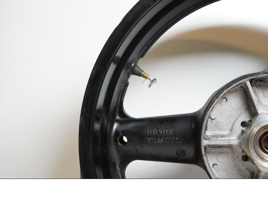 Extrabild6 på Fälg från en Suzuki GSF 650 -2011 motorcykel.