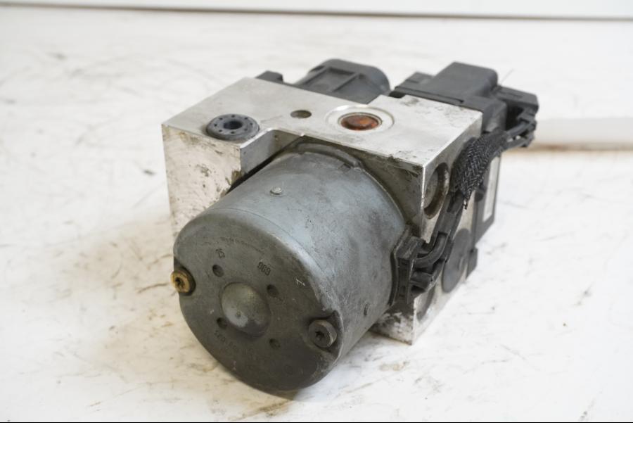 Framsidan på ABS Modulator från en BMW F 650 GS -2000 motorcykel.