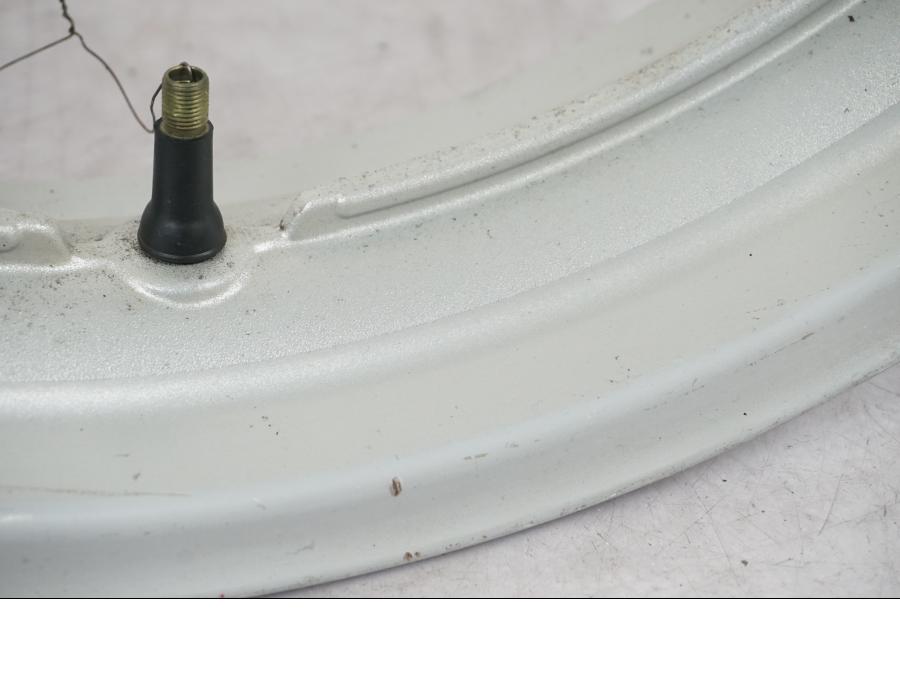 Snett uppifrån på Fälg från en Suzuki SV 650 -1999 motorcykel.