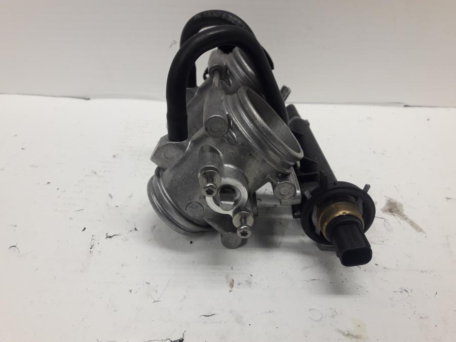 Baksidan på Spjällhus från en BMW F 800 ST -2010 motorcykel.