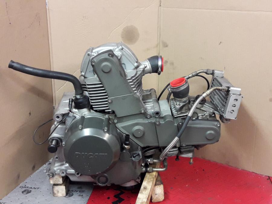 Framsidan på Motor från en Ducati 750 SS -2000 motorcykel.