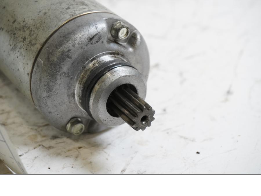 Baksidan på Startmotor från en Honda CBR 1000 RR -2007 motorcykel.