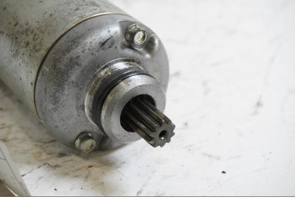 Baksidan på Startmotor från en Honda CBR 1000 RR -2007 motorcykel.