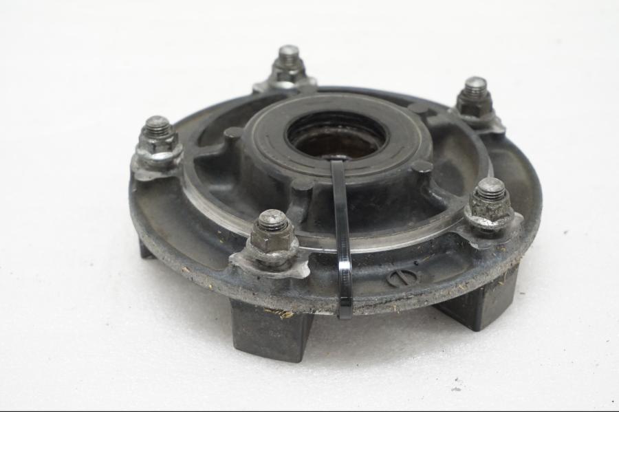 Framsidan på Drevfäste från en Suzuki GSX 1300 BK -2008 motorcykel.