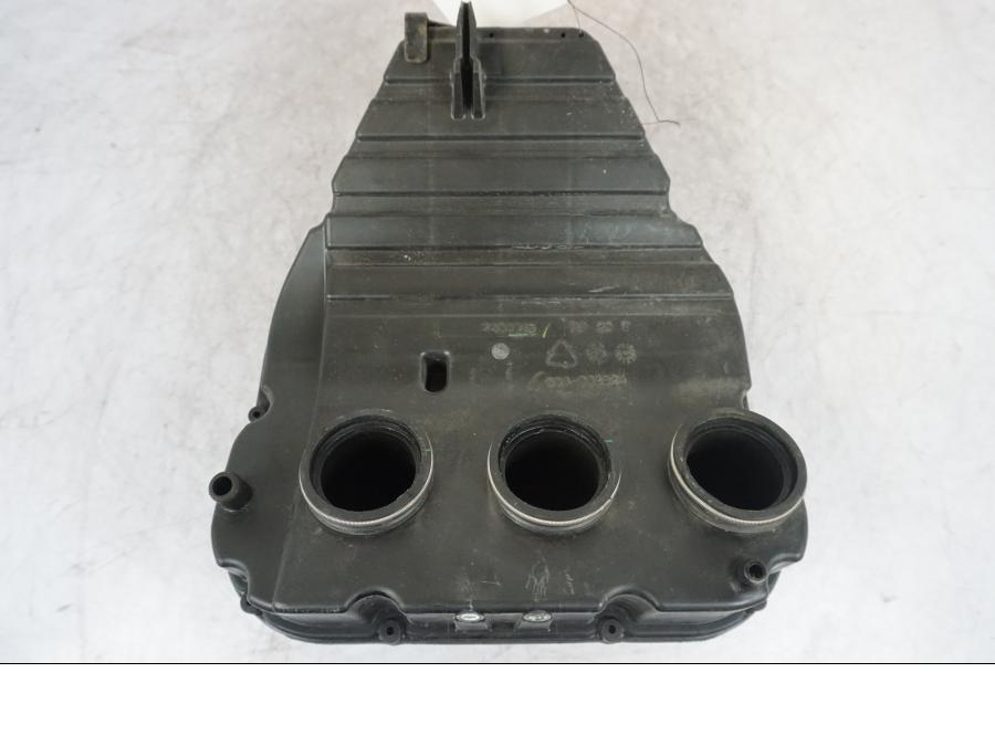 Snett nerifrån på Luftburk från en Triumph Tiger -2009 motorcykel.