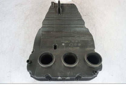 Snett nerifrån på Luftburk från en Triumph Tiger -2009 motorcykel.