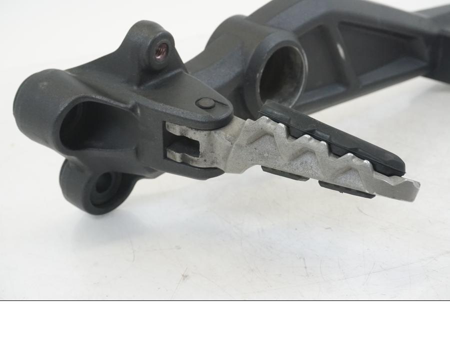 Höger sida på Fotpinnefäste från en Ducati Hyperstrada -2013 motorcykel.