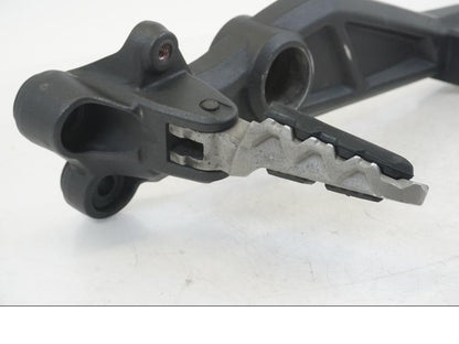 Höger sida på Fotpinnefäste från en Ducati Hyperstrada -2013 motorcykel.