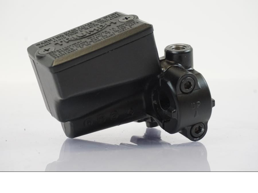 Snett uppifrån på Bromshuvudcylinder från en Triumph Trident -2021 motorcykel.