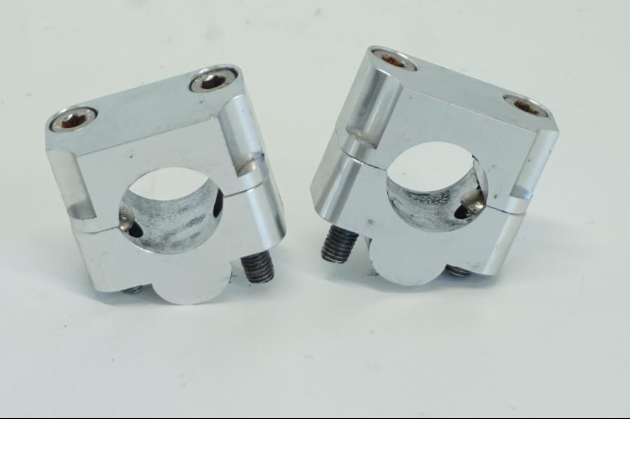 Framsidan på Styrfäste från en Suzuki DL 1000 -2016 motorcykel.