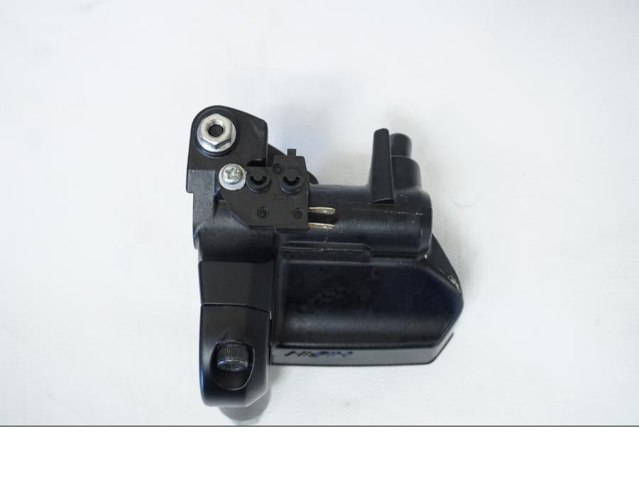 Snett nerifrån på Bromshuvudcylinder från en Kawasaki Z 800 -2013 motorcykel.