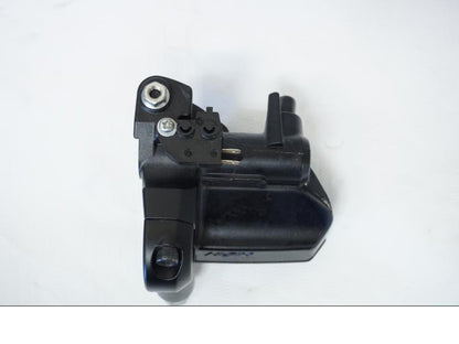 Snett nerifrån på Bromshuvudcylinder från en Kawasaki Z 800 -2013 motorcykel.