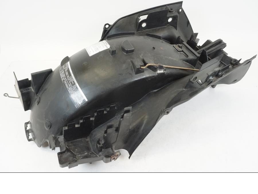 Höger sida på Undertail från en Honda ST 1300 -2002 motorcykel.