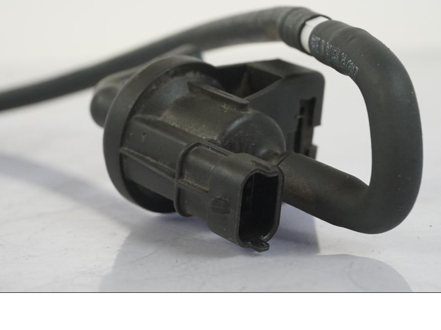 Vänster sida på Fuel Evap System från en KTM 1290 Super Duke R -2018 motorcykel.