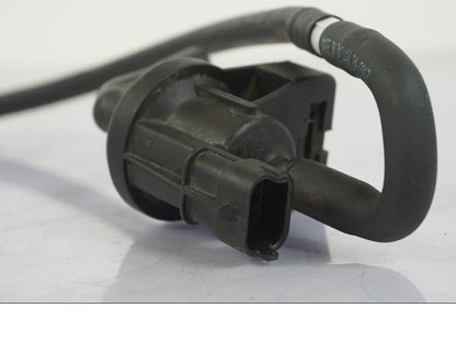 Vänster sida på Fuel Evap System från en KTM 1290 Super Duke R -2018 motorcykel.