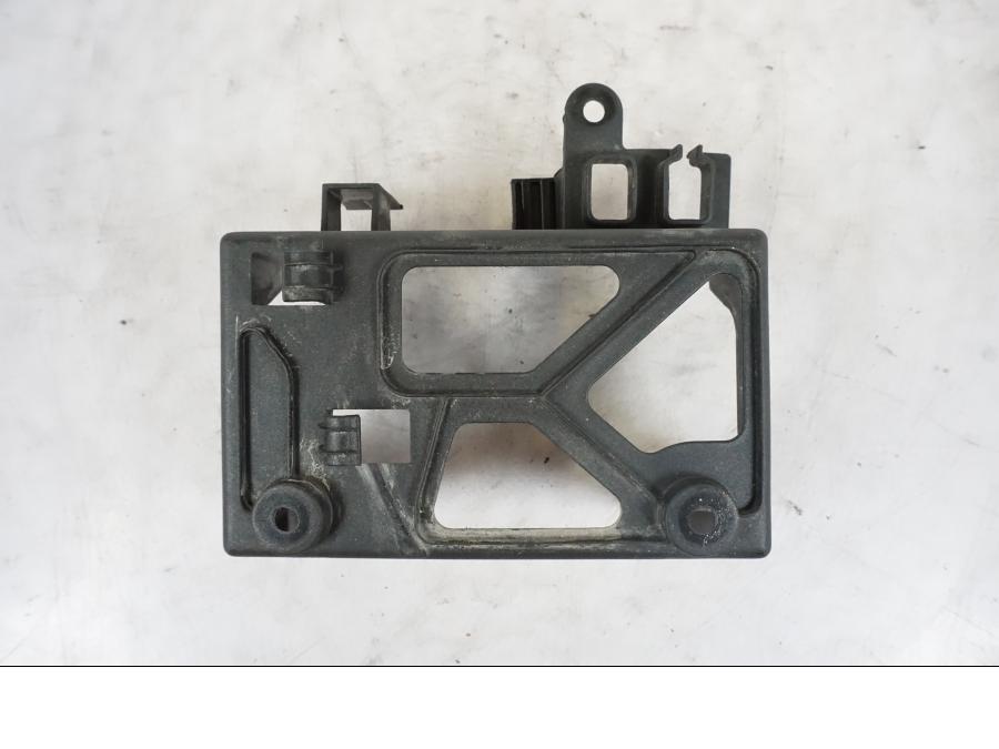 Snett nerifrån på Batterihållare från en KTM 690 SMCR -2016 motorcykel.