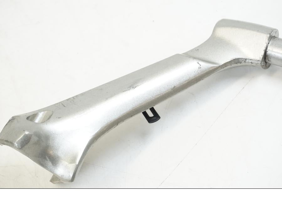 Snett uppifrån på Styre från en Honda ST 1300 -2002 motorcykel.