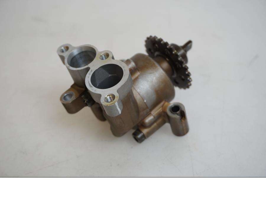 Baksidan på Oljepump från en Yamaha FJR 1300 -2005 motorcykel.